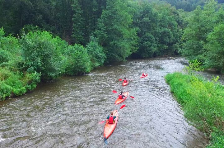 Kajakken op de rivier de ambleve in stavelot spa in de belgische ardennen