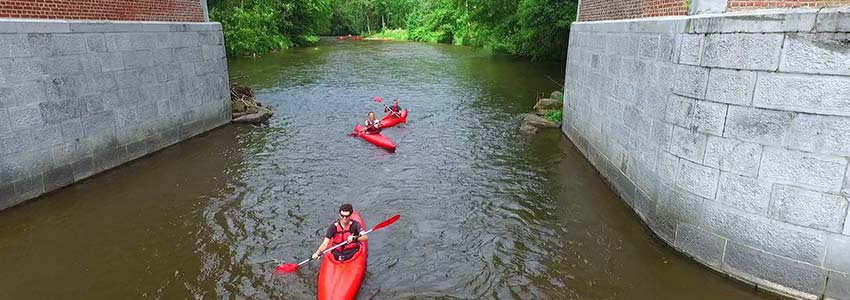 Kajakken op de rivier de ambleve kun je doen in de Belgische ardennen