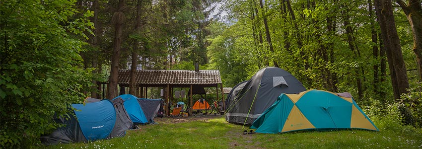 Een gave manier van overnachten op het bivakterrein met overkapping en kampvuurplaats